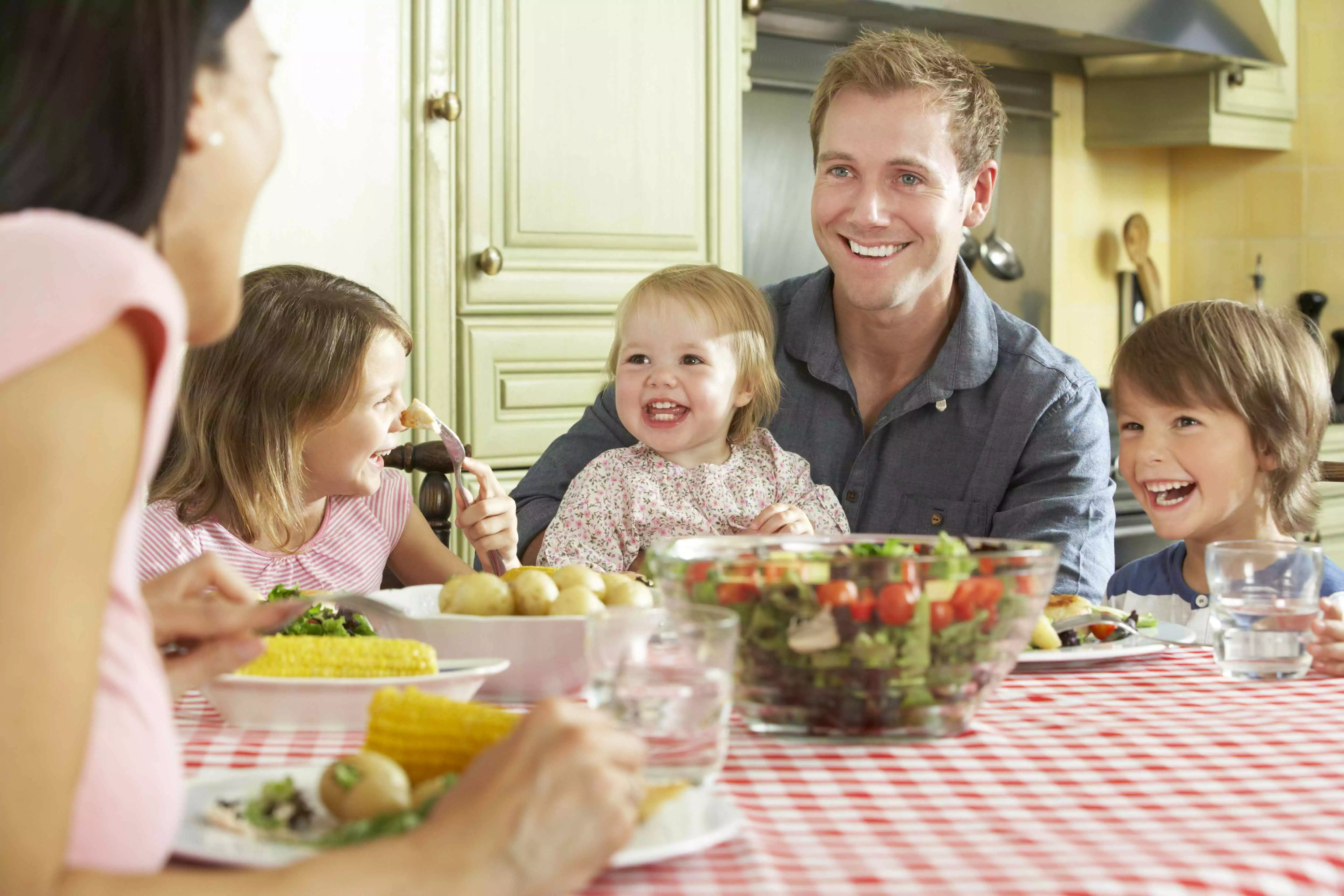The role of foodies and restaurateurs in promoting family meals