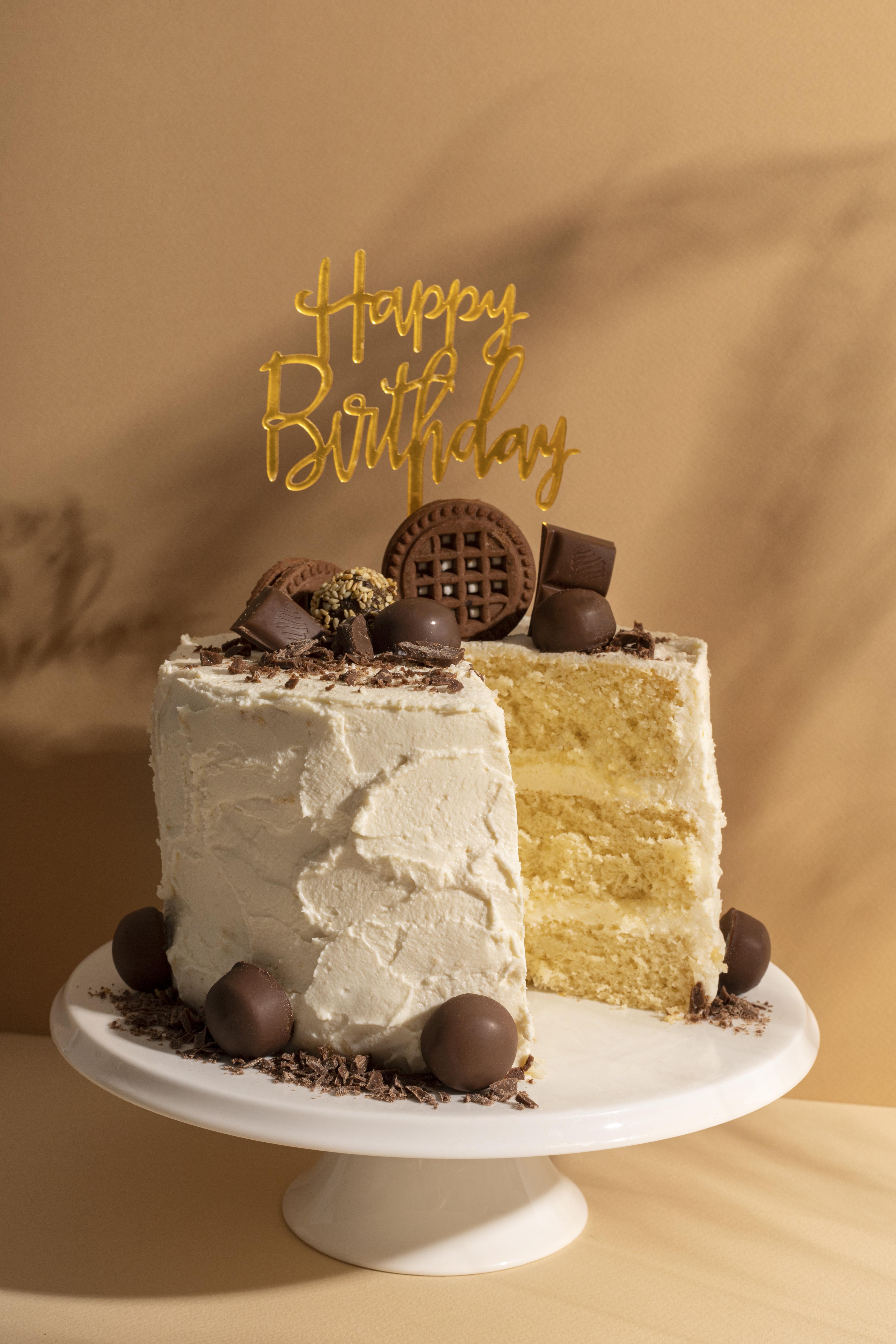 Indulgent Delights: Decadent Cakes for Anniversaries